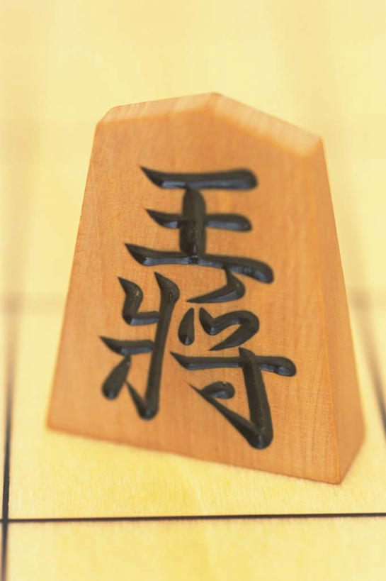 无人,竖图,俯视,室内,特写,白天,游戏,快乐,比赛,竞争,桌子,静物,阴影,朦胧,模糊,反射,木制,标志,文字,影子,字符,玩,娱乐,标识,一个,木制品,象棋,休闲,汉字,棋盘,益智,单个,活动,发泄,消遣,智力,中文,宣泄,国文,华文,将棋,日本象棋,玩耍,嬉戏,彩图,高角度拍摄