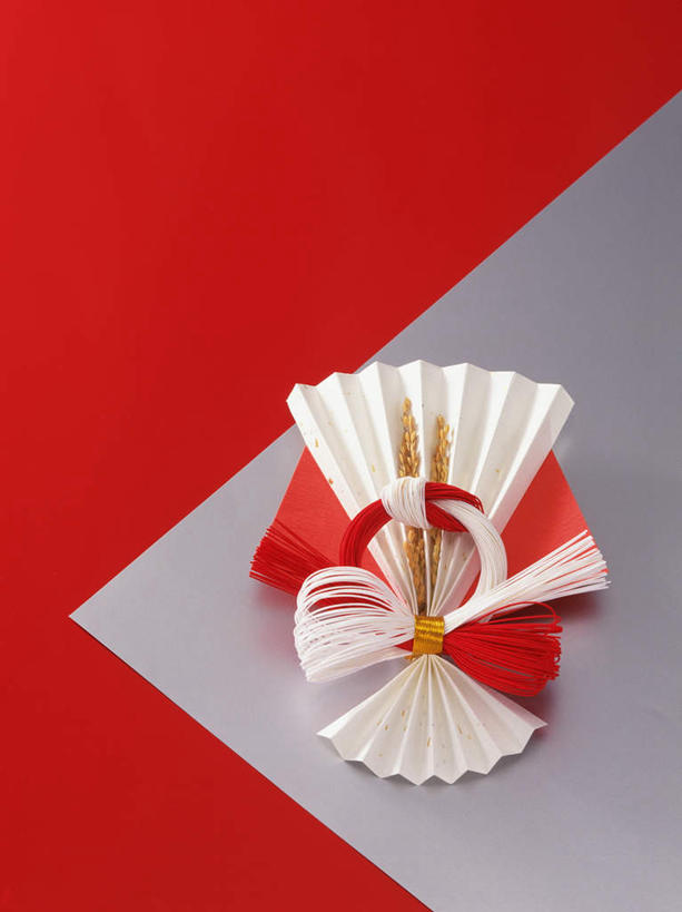 无人,竖图,俯视,室内,特写,白天,桌面,桌子,静物,木制,扇子,折扇,纸扇,清凉,凉爽,文化,两个,木制品,线绳,摄影,影棚,撒扇,彩图,高角度拍摄,影棚拍摄,拍摄,传统文化