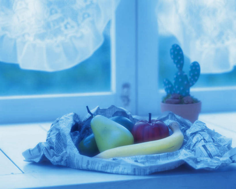 无人,横图,俯视,室内,特写,白天,植物,窗户,窗帘,桌面,桌子,仙人掌,梨,香蕉,水果,阴影,新鲜,装饰,反射,木制,火焰,影子,生食,食品,果实,草药,中药,玻璃窗,食物,两个,帘子,木制品,遮阳,香梨,有机食品,绿色食品,华丽,修饰,点缀,药材,中草药,中药材,本草,牛舌头,衬托,美观,雅致,雅观,玉芙蓉,仙巴掌,火掌,霸王树,生梨,甘蕉,彩图,高角度拍摄