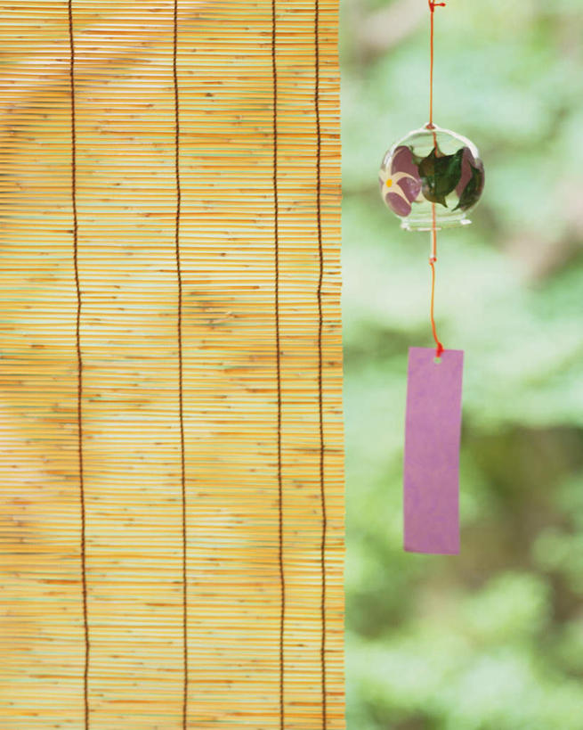 无人,竖图,室外,特写,白天,正面,幸福,运气,窗帘,静物,风铃,悬挂,朦胧,模糊,装饰,一个,帘子,祈祷,祈福,遮阳,警示,许愿,单个,华丽,修饰,祈求,吉祥,点缀,平和,问候,警惕,衬托,美观,雅致,雅观,思念,想念,玉振,幸运,占风铎,彩图