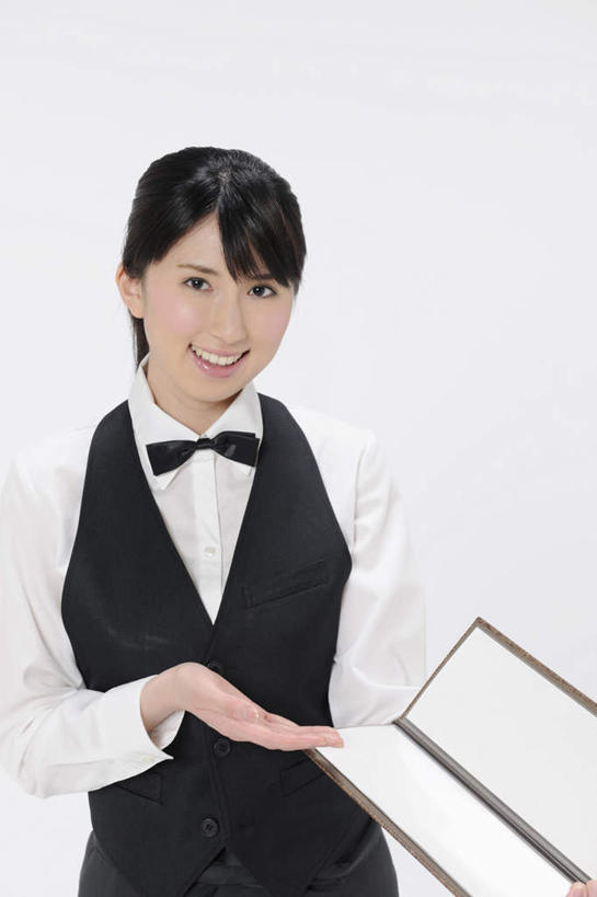 东方人,一个人,服务员,站,捧,笑,微笑,露齿笑,竖图,室内,白天,白色背景,正面,工作服,制服,亚洲,仅一个年轻女性,仅一个女性,仅一个人,领结,围裙,注视,黄种人,菜单,黑色,观察,看,站着,菜谱,摄影,影棚,观看,马甲,察看,关注,工作制服,年轻女性,女人,女性,亚洲人,长发,服务生,侍者,端,端着,捧着,手捧,站立,半身,彩图,影棚拍摄,工作套服,拍摄