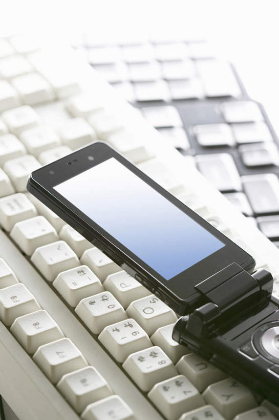 无人,打电话,竖图,俯视,室内,特写,白天,白色背景,电脑,笔记本电脑,桌面,桌子,静物,电话,手机,网络,木制,屏幕,翻盖,通讯设备,白色,黑色,木制品,摄影,影棚,两台,无线,通信设备,无线网络,无线上网,便携式电脑,一部,交流,手提电脑,沟通,通话,彩图,高角度拍摄,影棚拍摄,拍摄