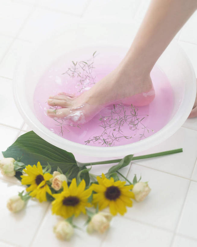 西方人,腿部,脚,脚趾,脚趾甲,腿,一个人,竖图,俯视,室内,白天,水,叶子,欧洲,欧洲人,仅一个年轻女性,仅一个女性,仅一个人,三朵,阴影,装饰,盛开,光线,瓷砖,地砖,影子,塑料,绿叶,非洲菊,地面,花蕾,洗脚,花,花瓣,花朵,鲜花,一只,黄色,容器,塑料制品,碗,花苞,花蕊,嫩叶,菊花,泡,储藏,华丽,修饰,点缀,储存,扶郎花,灯盏花,千日菊,衬托,美观,雅致,雅观,年轻女性,女人,女性,白种人,脚指甲,叶,叶片,半身,彩图,高角度拍摄,贮存