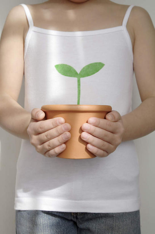 东方人,儿童,一个人,站,捧,竖图,室内,白天,正面,纯洁,植物,叶子,亚洲,双手,仅一个女性,仅一个人,阴影,光线,盆栽,图案,影子,绿叶,盆景,吊带衫,黄种人,幼苗,穿,小孩,绿色,阳光,自然,站着,仅一个小孩,嫩叶,可爱,童年,童趣,生长,成长,穿着,童真,烂漫,无邪,天真,女孩,女人,女性,亚洲人,孩子,叶,叶片,端,端着,捧着,手捧,站立,半身,彩图,女生