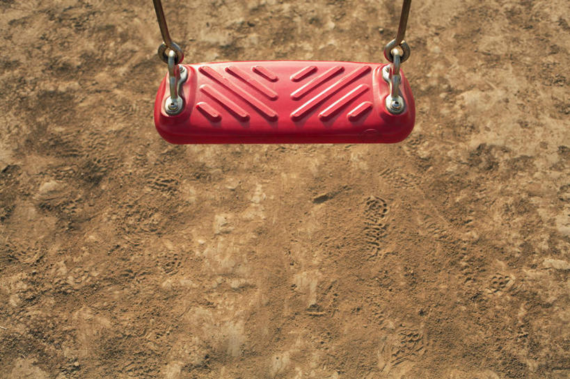 无人,横图,俯视,室外,特写,白天,游戏,摇摆,脚印,阴影,朦胧,模糊,光线,影子,泥土,地面,玩,娱乐,一个,红色,阳光,秋千,荡秋千,休闲,单个,活动,发泄,消遣,智力,摇晃,宣泄,玩耍,嬉戏,彩图,高角度拍摄