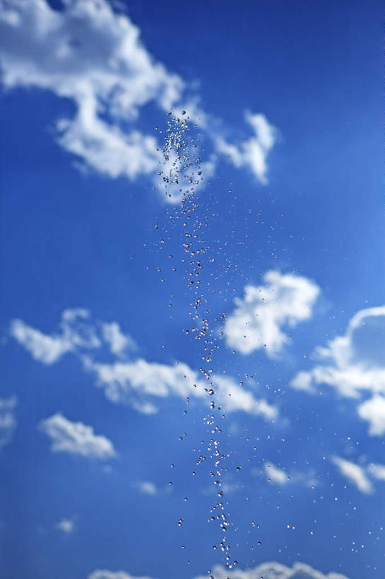 无人,竖图,室外,白天,仰视,旅游,度假,美景,水,液体,景观,水滴,云,云朵,云彩,娱乐,蓝色,白云,蓝天,天空,自然,天,享受,休闲,景色,放松,晴朗,自然风光,晴空,彩图,低角度拍摄