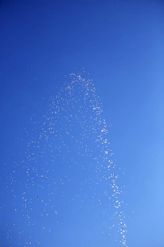 无人,竖图,室外,白天,仰视,旅游,度假,美景,水,阴影,飞溅,溅,光线,液体,影子,景观,水滴,云,云朵,云彩,娱乐,水珠,蓝色,白云,蓝天,天空,阳光,自然,天,享受,休闲,景色,放松,晴朗,喷洒,自然风光,晴空,彩图,低角度拍摄