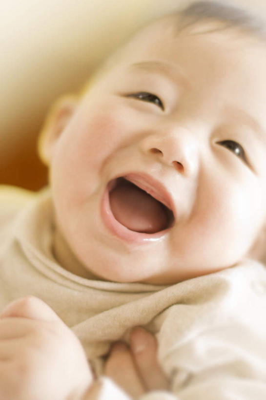 东方人,婴儿,儿童,脸,头,脸颊,手,两个人,家庭,母亲,儿子,抱,笑,微笑,露齿笑,竖图,俯视,室内,特写,白天,白色背景,兴奋,纯洁,亚洲,朦胧,模糊,黄种人,肩膀,小孩,张嘴,温暖,温馨,母子,一家人,手部,可爱,母爱,摄影,活泼,影棚,抱着,单手,和睦,搂着,宝宝,张大嘴巴,纯真,烂漫,无邪,伶俐,天真,年轻女性,女人,女性,亚洲人,孩子,年轻人,头部,脸部,脸蛋,面部,张开嘴,怀抱,搂,搂抱,相抱,拥抱,半身,彩图,高角度拍摄,影棚拍摄,高兴,拍摄,融洽