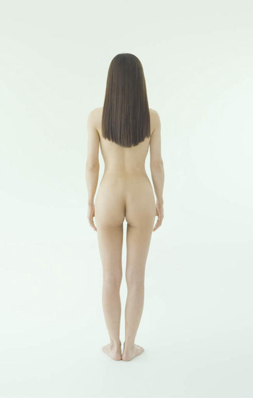 东方人,腿部,脚,脚趾,脚趾甲,腿,头发,一个人,站,竖图,室内,白天,白色背景,亚洲,仅一个年轻女性,仅一个女性,仅一个人,黄种人,光脚,裸露,背面,黑色,站着,赤脚,摄影,影棚,赤裸,裸,年轻女性,女人,女性,亚洲人,脚指甲,站立,彩图,全身,影棚拍摄,拍摄