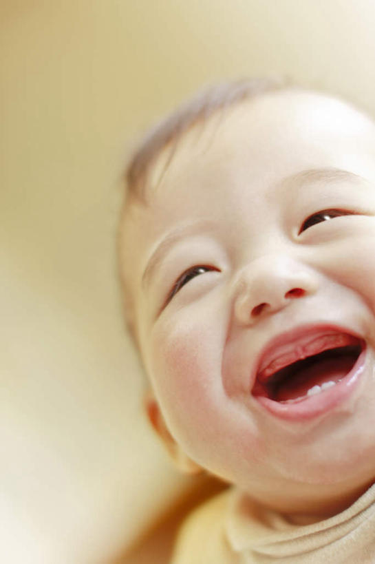 东方人,婴儿,儿童,脸,头,脸颊,一个人,坐,笑,微笑,露齿笑,竖图,室内,特写,白天,白色背景,正面,兴奋,纯洁,亚洲,仅一个人,服装,朦胧,模糊,注视,休闲装,黄种人,肩膀,小孩,衣服,观察,看,张嘴,休闲,休闲服,可爱,摄影,服饰,活泼,影棚,观看,察看,关注,宝宝,张大嘴巴,纯真,烂漫,无邪,伶俐,天真,亚洲人,孩子,头部,脸部,脸蛋,面部,张开嘴,坐着,半身,彩图,影棚拍摄,高兴,拍摄