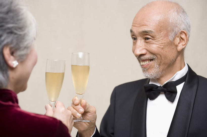 葡萄酒,东方人,脸,头,脸颊,手,背部,两个人,夫妻,站,举,笑,微笑,露齿笑,横图,室内,特写,白天,正面,晚礼服,爱情,奢侈,快乐,杯子,亚洲,握,米色背景,朦胧,模糊,高脚杯,浪漫,拿,拿着,注视,黄种人,肩膀,相视,玻璃制品,酒,饮料,酒杯,香槟,观察,看,托,站着,面对面,手部,恩爱,诱惑,握着,恋人,摄影,影棚,观看,对视,单手,察看,关注,相对,香槟杯,相看,气泡酒,起泡酒,汽酒,老年男性,老年女性,男人,男性,女人,女性,亚洲人,头部,脸部,脸蛋,面部,夫妇,情侣,玻璃杯,举起,举手,举着,向上举,向上伸,向上托,站立,半身,彩图,影棚拍摄,晚宴服,舞会服,洋服,洋装,夜礼服,高兴,欢笑,拍摄,伴侣