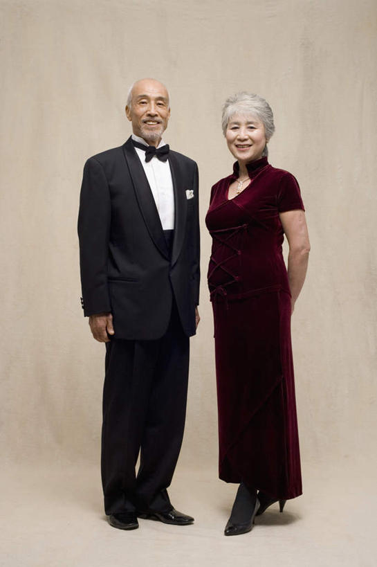 东方人,两个人,夫妻,站,笑,微笑,露齿笑,竖图,室内,白天,正面,晚礼服,爱情,亚洲,米色背景,浪漫,注视,黄种人,观察,看,站着,恩爱,恋人,摄影,影棚,观看,察看,关注,背手,老年男性,老年女性,男人,男性,女人,女性,亚洲人,夫妇,情侣,站立,彩图,全身,影棚拍摄,晚宴服,舞会服,洋服,洋装,夜礼服,拍摄,伴侣