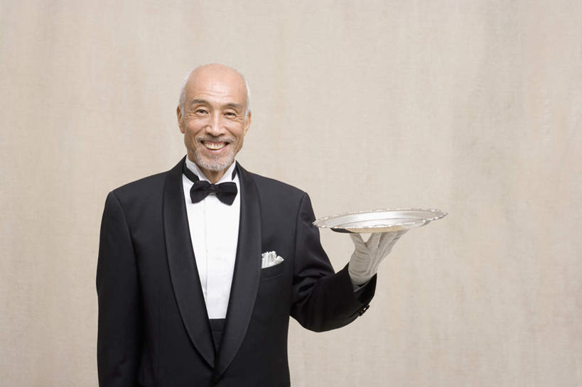 东方人,一个人,站,举,捧,笑,微笑,露齿笑,横图,室内,白天,正面,晚礼服,安全,托盘,亚洲,仅一个男性,仅一个人,米色背景,防护,注视,黄种人,黑色,手套,观察,看,托,站着,仅一个老年男性,摄影,影棚,观看,保护,察看,关注,保险,保全,周全,安稳,安定,防护手套,平安,老年男性,男人,男性,亚洲人,端,端着,举起,举手,举着,捧着,手捧,向上举,向上伸,向上托,站立,半身,彩图,影棚拍摄,晚宴服,舞会服,洋服,洋装,夜礼服,拍摄