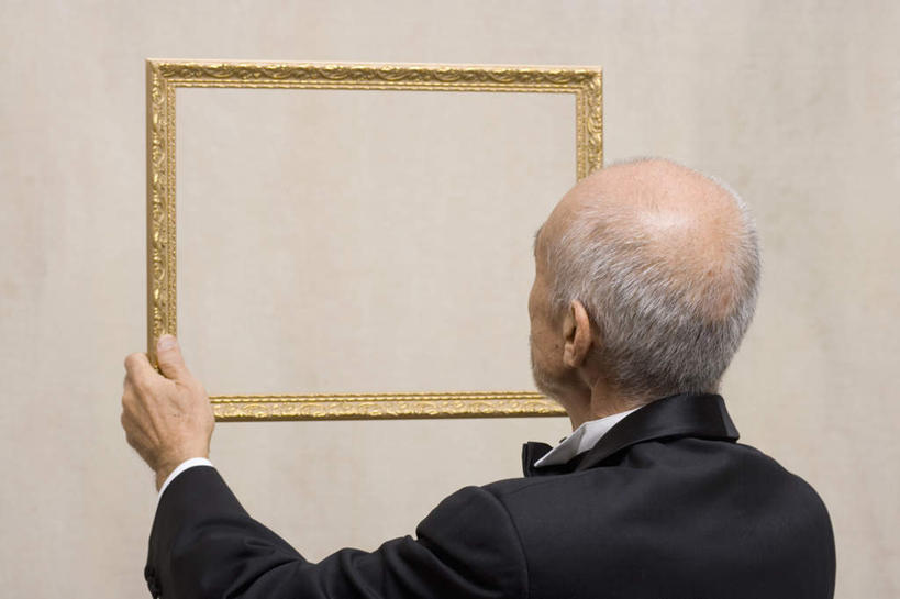 东方人,一个人,站,举,横图,室内,白天,晚礼服,相框,亚洲,仅一个男性,仅一个人,握,米色背景,边框,拿,拿着,注视,黄种人,画框,背面,黑色,观察,看,托,站着,仅一个老年男性,握着,摄影,影棚,观看,察看,关注,老年男性,男人,男性,亚洲人,举起,举手,举着,向上举,向上伸,向上托,站立,半身,彩图,影棚拍摄,晚宴服,舞会服,洋服,洋装,夜礼服,拍摄