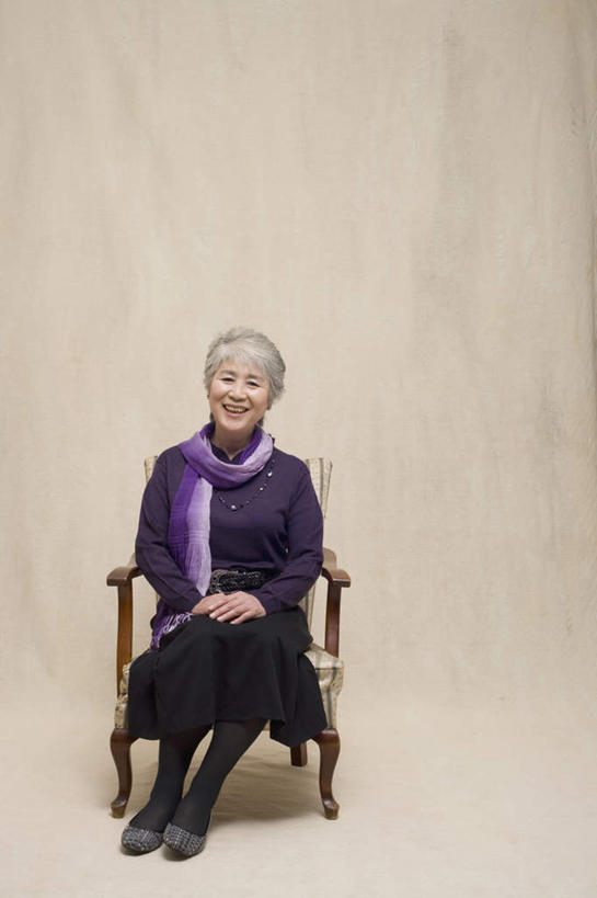 东方人,一个人,坐,笑,微笑,露齿笑,竖图,室内,白天,正面,椅子,亚洲,仅一个女性,仅一个人,米色背景,服装,装饰,木椅,墙,注视,休闲装,黄种人,墙壁,墙面,衣服,紫色,围巾,观察,看,休闲,温暖,休闲服,摄影,服饰,仅一个老年女性,影棚,围脖,观看,保暖,华丽,点缀,察看,御寒,关注,衬托,美观,雅致,雅观,老年女性,女人,女性,亚洲人,坐着,彩图,全身,影棚拍摄,拍摄