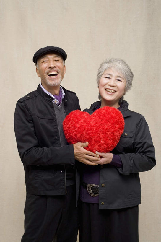 东方人,两个人,夫妻,站,笑,微笑,露齿笑,竖图,室内,白天,正面,爱情,亚洲,握,米色背景,服装,爱心,浪漫,拿,拿着,注视,休闲装,黄种人,一个,衣服,红色,观察,看,站着,休闲,温暖,温馨,心形,休闲服,恩爱,握着,恋人,摄影,服饰,影棚,单个,观看,和睦,察看,关注,老年男性,老年女性,男人,男性,女人,女性,亚洲人,心型,夫妇,情侣,站立,半身,彩图,影棚拍摄,拍摄,伴侣,融洽