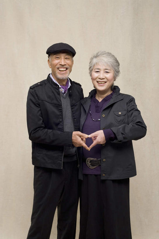 东方人,两个人,夫妻,站,竖图,室内,白天,正面,爱情,帽子,亚洲,米色背景,服装,爱心,装饰,浪漫,注视,休闲装,礼帽,黄种人,衣服,围巾,观察,看,手势,站着,休闲,温暖,温馨,心形,休闲服,恩爱,恋人,摄影,服饰,影棚,围脖,观看,保暖,华丽,点缀,和睦,察看,御寒,食指,关注,衬托,美观,雅致,雅观,老年男性,老年女性,男人,男性,女人,女性,亚洲人,心型,大拇指,夫妇,情侣,站立,半身,彩图,影棚拍摄,拍摄,伴侣,融洽