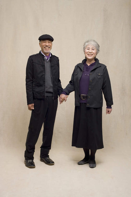 东方人,两个人,夫妻,站,握手,笑,微笑,露齿笑,竖图,室内,白天,正面,爱情,帽子,亚洲,握,米色背景,服装,装饰,浪漫,拿,拿着,注视,休闲装,黄种人,衣服,围巾,观察,看,站着,休闲,温暖,休闲服,恩爱,握着,恋人,摄影,服饰,影棚,围脖,观看,保暖,华丽,点缀,察看,御寒,关注,衬托,美观,雅致,雅观,老年男性,老年女性,男人,男性,女人,女性,亚洲人,夫妇,情侣,搀手,拉手,手搀手,手拉手,手牵手,手握手,站立,彩图,全身,影棚拍摄,拍摄,伴侣