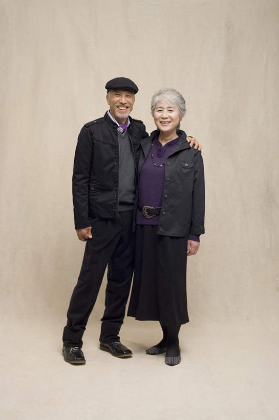 东方人,两个人,夫妻,站,抱,笑,微笑,露齿笑,竖图,室内,白天,正面,爱情,亚洲,米色背景,服装,装饰,浪漫,注视,休闲装,黄种人,衣服,围巾,观察,看,站着,休闲,温暖,休闲服,恩爱,恋人,摄影,服饰,影棚,围脖,抱着,观看,保暖,华丽,点缀,察看,搂着,御寒,关注,衬托,美观,雅致,雅观,老年男性,老年女性,男人,男性,女人,女性,亚洲人,夫妇,情侣,怀抱,搂,搂抱,相抱,拥抱,站立,彩图,全身,影棚拍摄,拍摄,伴侣