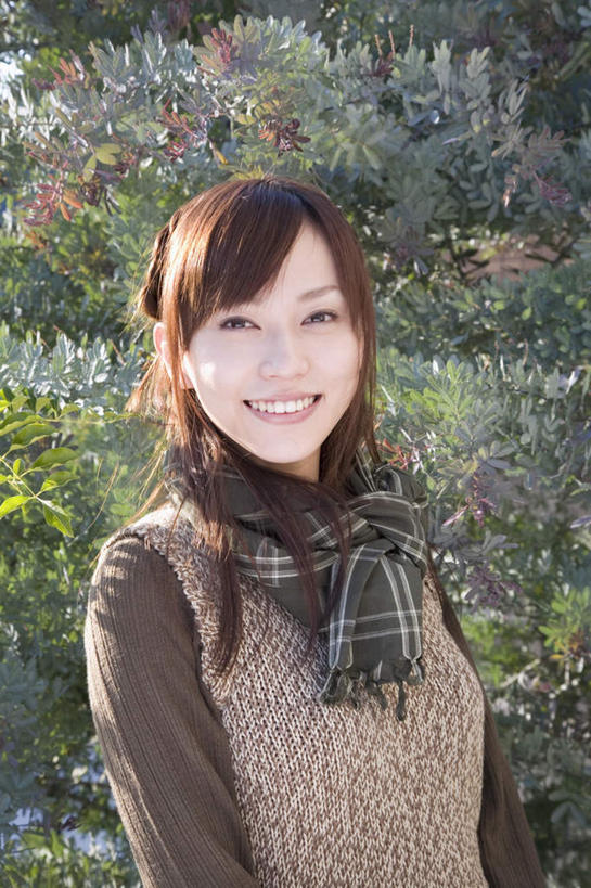 东方人,一个人,站,笑,微笑,露齿笑,竖图,室外,白天,正面,草地,草坪,植物,亚洲,仅一个年轻女性,仅一个女性,仅一个人,阴影,服装,装饰,光线,影子,注视,休闲装,黄种人,草,树,树木,衣服,绿色,阳光,自然,围巾,观察,看,站着,休闲,温暖,休闲服,服饰,生长,成长,围脖,观看,保暖,华丽,点缀,察看,御寒,关注,衬托,美观,雅致,雅观,年轻女性,女人,女性,亚洲人,站立,半身,彩图