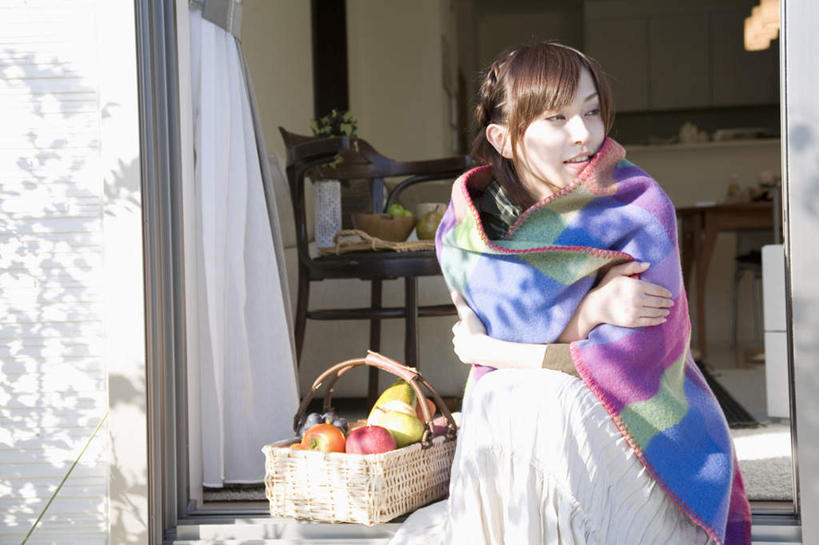 东方人,一个人,坐,抱,笑,交叉,微笑,露齿笑,横图,室外,白天,正面,餐桌,桌子,竹子,苹果,葡萄,蔬菜,西红柿,水果,椅子,纺织品,亚洲,仅一个年轻女性,仅一个女性,仅一个人,一堆,许多,阴影,堆叠,堆积,竹制,服装,新鲜,编织,光线,格纹,篮子,毛毯,毯子,影子,木椅,生食,食品,果实,西葫芦,扭头,注视,休闲装,黄种人,食物,纺织,一个,衣服,阳光,竹篮,观察,看,转头,休闲,温暖,休闲服,白瓜,服饰,藤编,有机食品,绿色食品,单个,餐台,抱着,观看,竹条,堆,交织,察看,竹制品,搂着,御寒,关注,茭瓜,穿插,年轻女性,女人,女性,亚洲人,山葫芦,蒲桃,草龙珠,番茄,怀抱,搂,搂抱,相抱,拥抱,坐着,半身,彩图