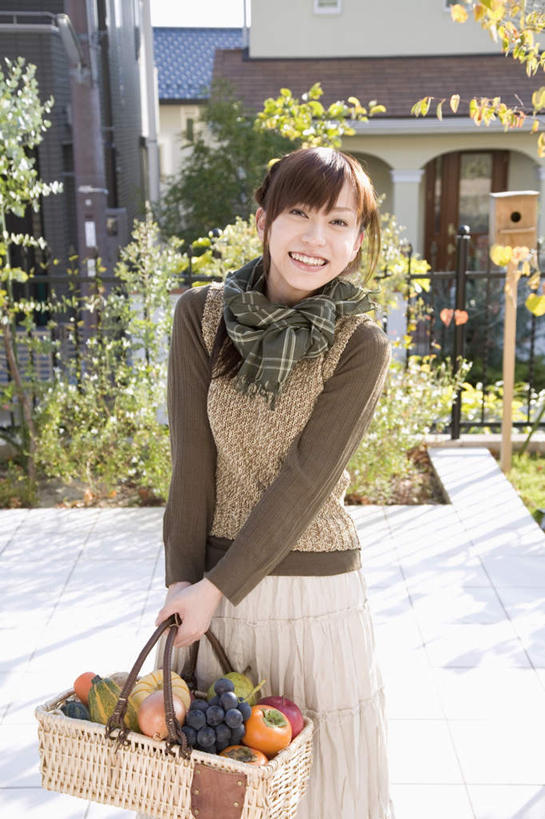 东方人,一个人,家,站,笑,微笑,露齿笑,竖图,室外,白天,正面,植物,别墅,苹果,梨,葡萄,柿子,南瓜,蔬菜,西红柿,水果,亚洲,仅一个年轻女性,仅一个女性,仅一个人,一堆,许多,握,堆叠,堆积,服装,新鲜,装饰,房屋,屋子,公寓,金瓜,生食,食品,果实,西葫芦,拿,拎,拿着,注视,休闲装,黄种人,洋房,楼房,番瓜,住宅,树,树木,食物,衣服,绿色,自然,围巾,观察,看,站着,休闲,温暖,休闲服,香梨,白瓜,握着,服饰,有机食品,绿色食品,生长,成长,围脖,观看,堆,保暖,华丽,麦瓜,倭瓜,点缀,察看,御寒,关注,衬托,美观,雅致,雅观,茭瓜,年轻女性,女人,女性,亚洲人,生梨,山葫芦,蒲桃,草龙珠,番茄,站立,半身,彩图,房子,拎着