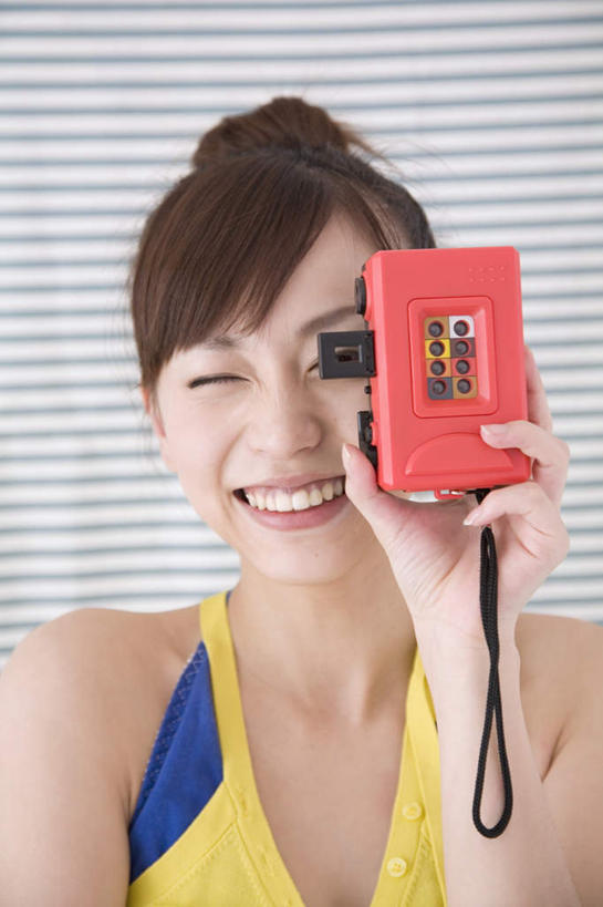 东方人,脸,头,脸颊,手,一个人,站,举,笑,微笑,露齿笑,竖图,室内,特写,白天,正面,相机,亚洲,仅一个年轻女性,仅一个女性,仅一个人,握,条纹,服装,拿,拿着,注视,休闲装,黄种人,肩膀,拍照,衣服,数码相机,观察,看,托,站着,休闲,手部,休闲服,握着,摄影,服饰,影棚,观看,单手,察看,关注,年轻女性,女人,女性,亚洲人,头部,脸部,脸蛋,面部,照相机,举起,举手,举着,向上举,向上伸,向上托,站立,半身,彩图,影棚拍摄,拍摄,照相