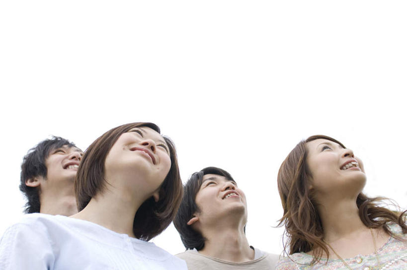 东方人,脸,头,脸颊,四个人,伙伴,朋友,站,笑,微笑,露齿笑,横图,室外,特写,白天,仰视,爱情,友谊,亚洲,服装,朦胧,模糊,浪漫,注视,休闲装,黄种人,肩膀,衣服,蓝色,蓝天,天空,天,观察,看,站着,休闲,温暖,温馨,休闲服,恩爱,恋人,服饰,晴朗,观看,和睦,察看,关注,万里无云,友情,男人,男性,年轻男性,年轻女性,女人,女性,亚洲人,头部,脸部,脸蛋,面部,情侣,晴空,晴空万里,站立,半身,彩图,低角度拍摄,伴侣,融洽