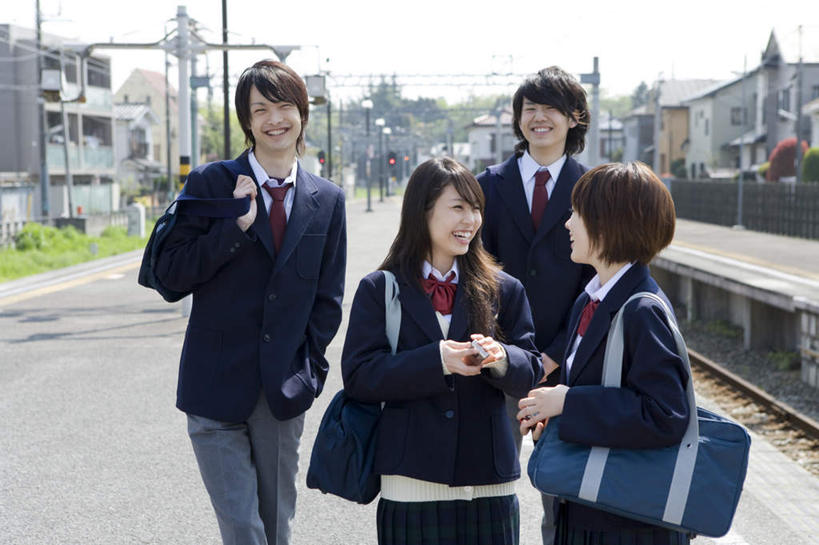 东方人,四个人,伙伴,朋友,走,笑,说,微笑,露齿笑,横图,室外,白天,正面,制服,讨论,友谊,安全,道路,街道,路,公路,亚洲,握,阴影,服装,朦胧,模糊,光线,包,书包,影子,红绿灯,轨道,信号灯,交通,铁轨,拿,拿着,注视,休闲装,黄种人,相视,衣服,阳光,背包,观察,看,休闲,同学,面对面,校服,休闲服,警示,握着,服饰,观看,对视,察看,校友,关注,提示,相对,流通,交通信号灯,学生服,相看,行人信号灯,同窗,学友,交流,友情,男人,男性,年轻男性,年轻女性,女人,女性,亚洲人,马路,步行,沟通,讲话,交谈,散步,商讨,说话,谈话,走路,半身,彩图,双肩包