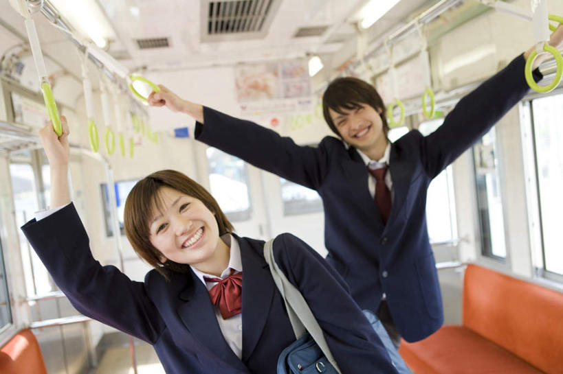 东方人,两个人,伙伴,朋友,站,举,伸展双臂,笑,微笑,露齿笑,横图,室内,白天,正面,制服,友谊,地铁,亚洲,握,服装,朦胧,模糊,包,扶手,书包,轨道交通,拿,拿着,注视,休闲装,黄种人,衣服,把手,背包,观察,看,托,站着,休闲,同学,校服,休闲服,握着,服饰,观看,单肩包,察看,校友,关注,学生服,同窗,学友,公交车拉手,友情,男人,男性,年轻男性,年轻女性,女人,女性,亚洲人,敞开双臂,举起,举手,举着,拉手,伸开双臂,向上举,向上伸,向上托,展开双肩,站立,张开手臂,张开双臂,半身,彩图,地铁机动车,地下铁,轻轨