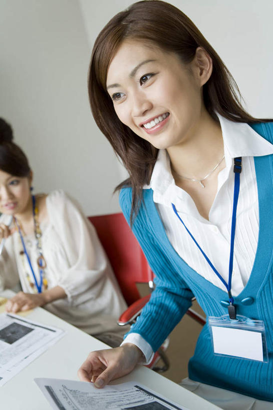 东方人,两个人,同事,商务人士,商务女性,办公室,坐,笑,微笑,露齿笑,竖图,室内,白天,正面,成功,合作,团队,集体,信心,家具,桌子,亚洲,敲打,握,套装,朦胧,模糊,材料,档案,文件,办公桌,拿,拿着,注视,黄种人,输入,队伍,资料,打字,观察,看,握着,观看,点击,敲击,察看,领导,成就,关注,文档,商务装,合伙,领袖,工薪阶层,办公家具,按键,年轻女性,女人,女性,亚洲人,白领,上班族,坐着,半身,彩图