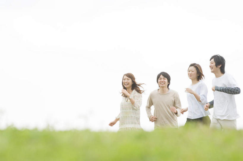 东方人,四个人,伙伴,朋友,跑,笑,微笑,露齿笑,横图,室外,白天,正面,爱情,游戏,友谊,草地,草坪,植物,亚洲,服装,朦胧,模糊,浪漫,玩,注视,休闲装,黄种人,娱乐,草,衣服,蓝色,绿色,蓝天,天空,天,观察,看,休闲,温暖,温馨,休闲服,恩爱,恋人,服饰,晴朗,观看,活动,和睦,察看,发泄,关注,消遣,智力,万里无云,宣泄,体育,友情,男人,男性,年轻男性,年轻女性,女人,女性,亚洲人,情侣,晴空,晴空万里,跑步,玩耍,嬉戏,半身,彩图,伴侣,融洽