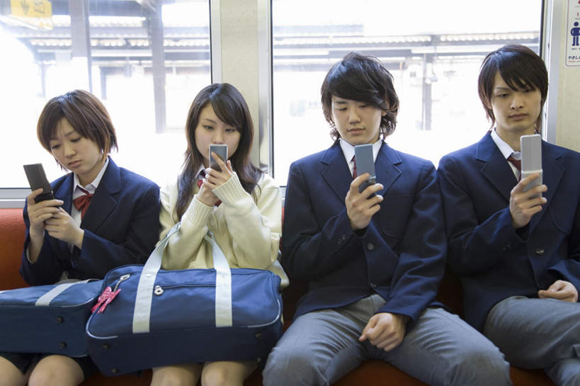 东方人,四个人,伙伴,朋友,坐,举,打电话,横图,室内,白天,正面,制服,友谊,地铁,电话,手机,亚洲,敲打,握,服装,朦胧,模糊,包,书包,轨道交通,拿,拿着,注视,休闲装,黄种人,输入,通讯设备,衣服,背包,打字,观察,看,托,休闲,同学,校服,休闲服,握着,服饰,观看,点击,敲击,单肩包,察看,校友,关注,学生服,同窗,学友,交流,友情,按键,男人,男性,年轻男性,年轻女性,女人,女性,亚洲人,沟通,举起,举手,举着,通话,向上举,向上伸,向上托,坐着,半身,彩图,地铁机动车,地下铁,轻轨