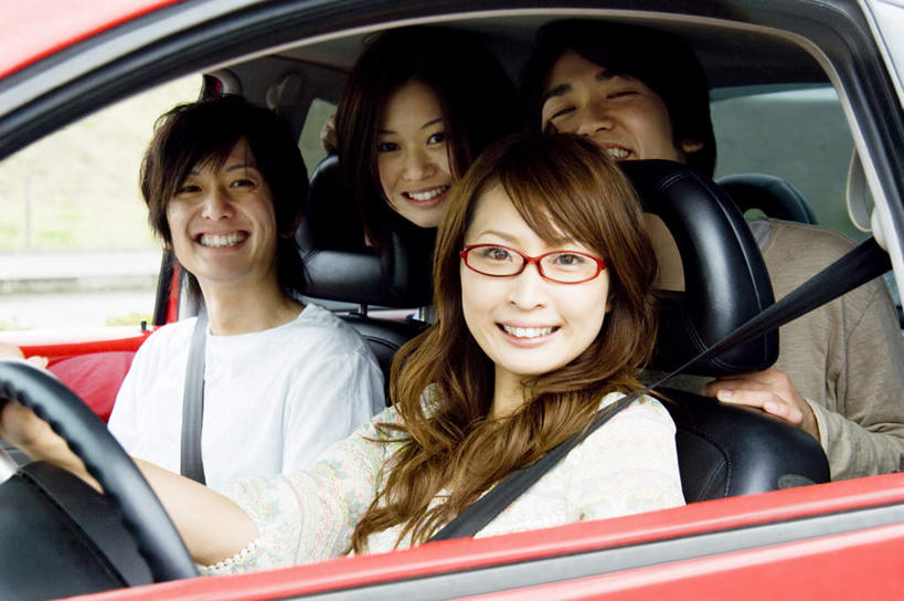 东方人,四个人,伙伴,朋友,坐,笑,微笑,露齿笑,横图,室外,白天,正面,爱情,友谊,安全,汽车,亚洲,一辆,服装,朦胧,模糊,带子,防护,浪漫,注视,休闲装,黄种人,方向,车,衣服,安全带,方向盘,绳子,交通工具,轿车,观察,驾驶,看,行驶,休闲,温暖,温馨,休闲服,恩爱,恋人,服饰,观看,保护,绳索,操纵,和睦,控制,察看,关注,载具,保险,操控,安全绳,保全,周全,安稳,安定,把持,平安,友情,男人,男性,年轻男性,年轻女性,女人,女性,亚洲人,情侣,坐着,半身,彩图,伴侣,融洽