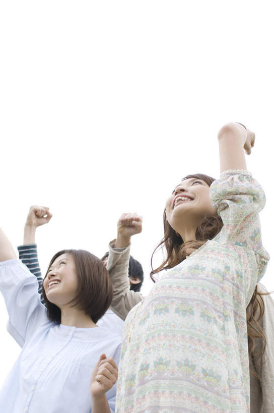 东方人,四个人,伙伴,朋友,站,举,竖图,室外,白天,仰视,爱情,友谊,亚洲,服装,朦胧,模糊,浪漫,注视,休闲装,黄种人,衣服,蓝色,蓝天,天空,天,观察,看,托,站着,休闲,温暖,温馨,休闲服,恩爱,恋人,服饰,晴朗,观看,和睦,察看,关注,万里无云,友情,男人,男性,年轻男性,年轻女性,女人,女性,亚洲人,情侣,晴空,晴空万里,举起,举手,举着,向上举,向上伸,向上托,站立,半身,彩图,低角度拍摄,伴侣,融洽