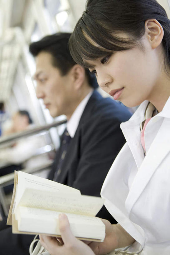 东方人,两个人,同事,商务人士,商务男性,商务女性,坐,竖图,室内,白天,侧面,衬衫,看书,阅读,成功,合作,团队,集体,信心,地铁,书籍,亚洲,学习,套装,朦胧,模糊,轨道交通,注视,黄种人,队伍,书本,观察,看,读书,浏览,观看,察看,领导,成就,关注,商务装,合伙,领袖,工薪阶层,男人,男性,年轻男性,年轻女性,女人,女性,亚洲人,白领,上班族,书,图书,坐着,半身,彩图,衬衣,地铁机动车,地下铁,轻轨