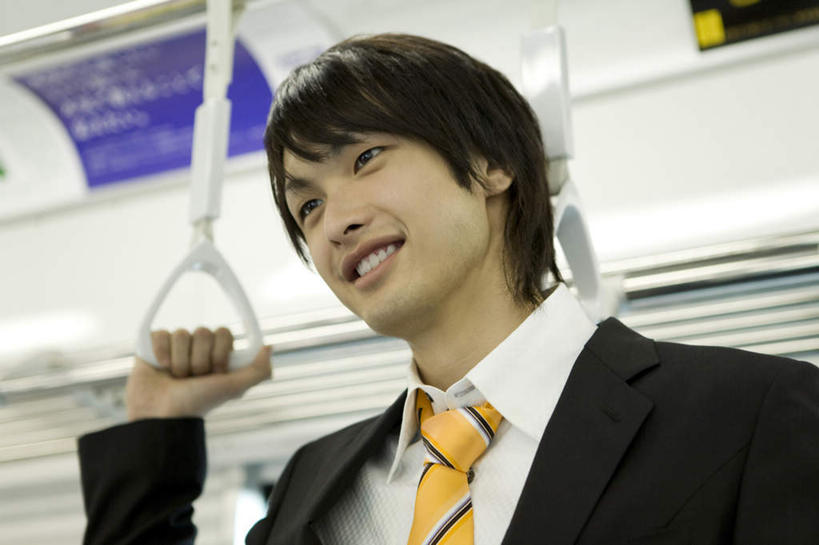 东方人,一个人,商务人士,商务男性,站,举,笑,微笑,露齿笑,横图,室内,白天,仰视,衬衫,地铁,亚洲,仅一个男性,仅一个人,握,套装,朦胧,模糊,轨道交通,拿,拿着,注视,黄种人,仅一个年轻男性,观察,看,托,站着,握着,观看,察看,关注,商务装,工薪阶层,男人,男性,年轻男性,亚洲人,白领,上班族,举起,举手,举着,向上举,向上伸,向上托,站立,半身,彩图,低角度拍摄,衬衣,地铁机动车,地下铁,轻轨