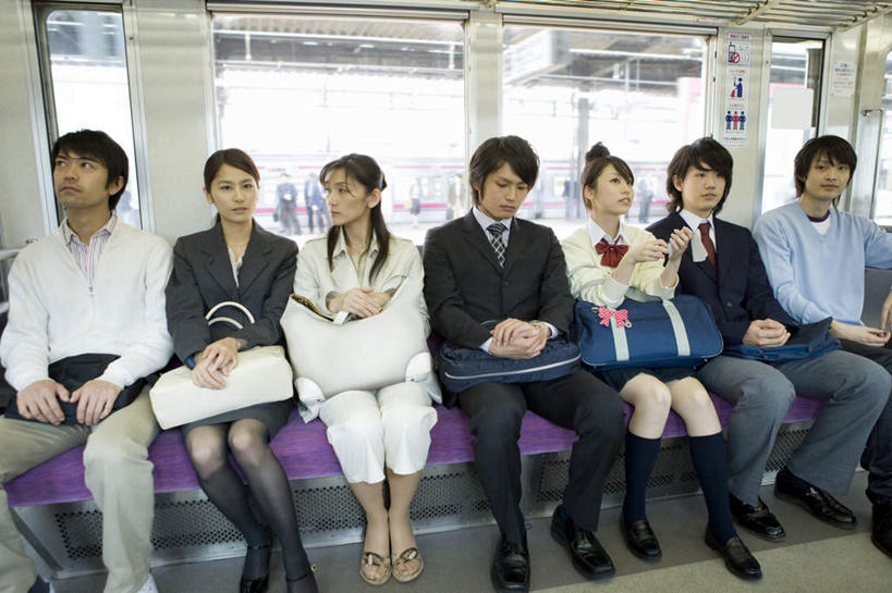 东方人,伙伴,朋友,商务人士,商务男性,商务女性,坐,横图,室内,白天,正面,衬衫,制服,友谊,窗户,地铁,亚洲,一排,套装,服装,朦胧,模糊,整齐,包,公文包,书包,轨道交通,许多人,注视,黄种人,玻璃窗,排列,背包,观察,看,一群人,同学,校服,公事包,观看,察看,校友,队列,关注,商务装,工薪阶层,学生服,同窗,学友,友情,男人,男性,年轻男性,年轻女性,女人,女性,亚洲人,白领,上班族,坐着,半身,彩图,衬衣,地铁机动车,地下铁,轻轨,双肩包