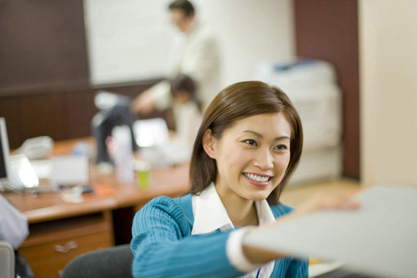 东方人,一个人,商务人士,商务女性,办公室,坐,笑,微笑,露齿笑,横图,室内,白天,正面,家具,桌子,亚洲,仅一个年轻女性,仅一个女性,仅一个人,握,套装,朦胧,模糊,材料,档案,文件,办公桌,拿,拿着,注视,黄种人,资料,观察,看,握着,观看,察看,关注,文档,商务装,工薪阶层,办公家具,年轻女性,女人,女性,亚洲人,白领,上班族,坐着,半身,彩图