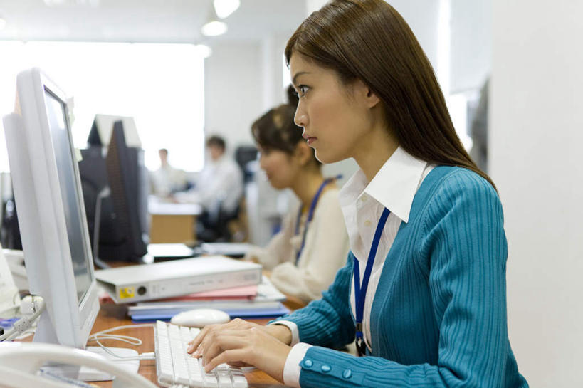 东方人,两个人,同事,商务人士,商务女性,办公室,坐,横图,室内,白天,侧面,成功,合作,团队,集体,信心,电脑,显示器,鼠标,键盘,家具,桌子,亚洲,敲打,套装,朦胧,模糊,网络,办公桌,注视,黄种人,输入,输入设备,通讯设备,队伍,打字,观察,看,台式电脑,观看,点击,敲击,察看,领导,成就,关注,通信设备,商务装,合伙,领袖,工薪阶层,输出设备,办公家具,按键,年轻女性,女人,女性,亚洲人,白领,上班族,坐着,半身,彩图