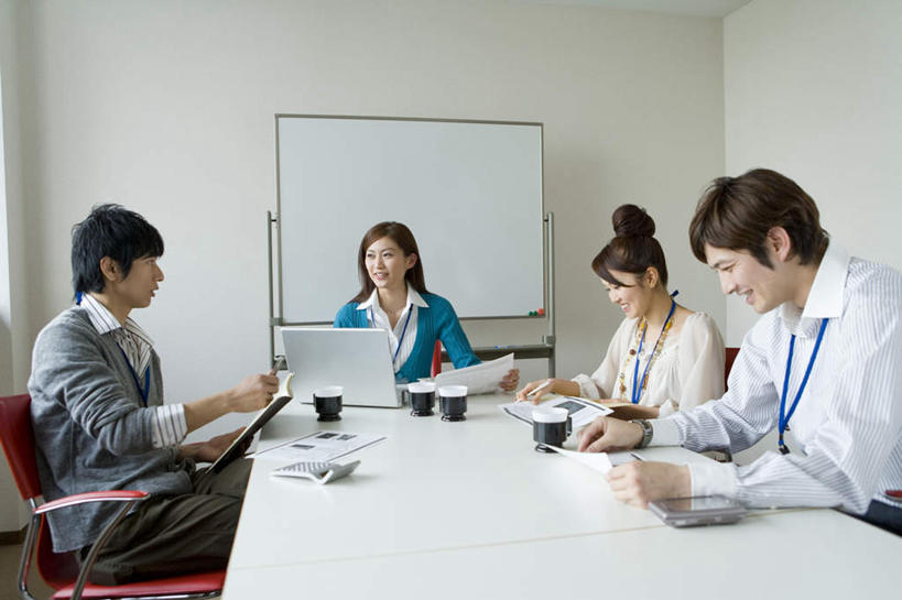 东方人,四个人,同事,商务人士,商务男性,商务女性,办公室,坐,笑,说,打电话,微笑,露齿笑,横图,室内,白天,正面,衬衫,讨论,成功,合作,团队,集体,信心,计算器,电脑,笔记本电脑,家具,桌子,杯子,电话,手机,椅子,亚洲,套装,朦胧,模糊,计算,科学,网络,瓷器,办公桌,墙,办公用品,咖啡杯,陶瓷制品,注视,黄种人,通讯设备,队伍,相视,墙壁,墙面,白板,观察,看,四个,面对面,理财,财务,观看,对视,察看,无线,领导,成就,关注,数学,瓷杯,通信设备,相对,商务装,无线网络,记录板,合伙,领袖,无线上网,便携式电脑,工薪阶层,记事板,相看,办公家具,交流,手提电脑,男人,男性,年轻男性,年轻女性,女人,女性,亚洲人,白领,上班族,沟通,讲话,交谈,商讨,说话,谈话,通话,坐着,半身,彩图,衬衣