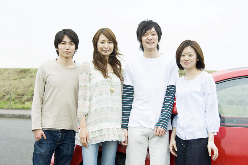 东方人,四个人,伙伴,朋友,站,笑,微笑,露齿笑,横图,室外,白天,正面,爱情,友谊,草地,草坪,植物,汽车,亚洲,一辆,一排,服装,朦胧,模糊,整齐,浪漫,注视,休闲装,黄种人,车,草,排列,衣服,蓝色,绿色,蓝天,天空,交通工具,轿车,天,观察,看,站着,休闲,温暖,温馨,休闲服,恩爱,恋人,服饰,晴朗,观看,和睦,察看,队列,关注,载具,万里无云,友情,男人,男性,年轻男性,年轻女性,女人,女性,亚洲人,情侣,晴空,晴空万里,站立,半身,彩图,伴侣,融洽