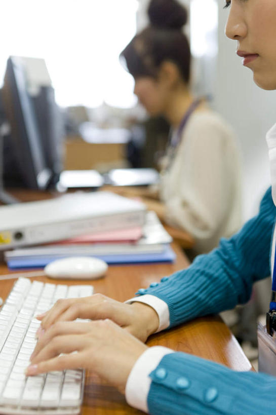 东方人,两个人,同事,商务人士,商务女性,坐,竖图,室内,白天,侧面,成功,合作,团队,集体,信心,电脑,显示器,鼠标,键盘,亚洲,一堆,敲打,堆叠,堆积,套装,朦胧,模糊,网络,材料,档案,文件,注视,黄种人,输入,输入设备,通讯设备,队伍,资料,打字,观察,看,台式电脑,观看,堆,点击,敲击,察看,领导,成就,关注,文档,通信设备,商务装,合伙,领袖,工薪阶层,输出设备,按键,年轻女性,女人,女性,亚洲人,白领,上班族,坐着,半身,彩图