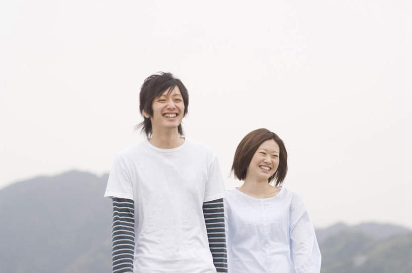 东方人,两个人,站,笑,微笑,露齿笑,横图,室外,白天,正面,爱情,山,山脉,亚洲,服装,朦胧,模糊,山峰,山峦,浪漫,注视,休闲装,黄种人,衣服,蓝色,蓝天,天空,群山,天,观察,看,站着,休闲,温暖,温馨,休闲服,恩爱,恋人,服饰,晴朗,观看,和睦,察看,关注,万里无云,男人,男性,年轻男性,年轻女性,女人,女性,亚洲人,情侣,晴空,晴空万里,站立,半身,彩图,伴侣,融洽