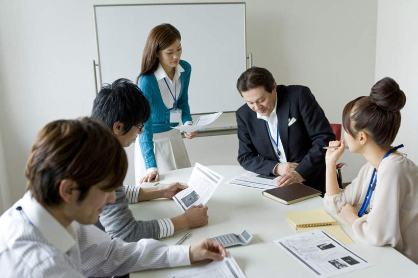 东方人,同事,商务人士,商务男性,商务女性,办公室,坐,笑,说,微笑,露齿笑,横图,俯视,室内,白天,衬衫,讨论,成功,合作,团队,集体,信心,计算器,家具,桌子,亚洲,五个人,套装,朦胧,模糊,计算,科学,材料,档案,文件,办公桌,办公用品,许多人,注视,黄种人,队伍,白板,资料,观察,看,一群人,理财,财务,观看,察看,领导,成就,关注,数学,文档,商务装,记录板,合伙,领袖,工薪阶层,记事板,办公家具,交流,男人,男性,年轻男性,年轻女性,女人,女性,中年女性,亚洲人,白领,上班族,沟通,讲话,交谈,商讨,说话,谈话,坐着,半身,彩图,高角度拍摄,衬衣