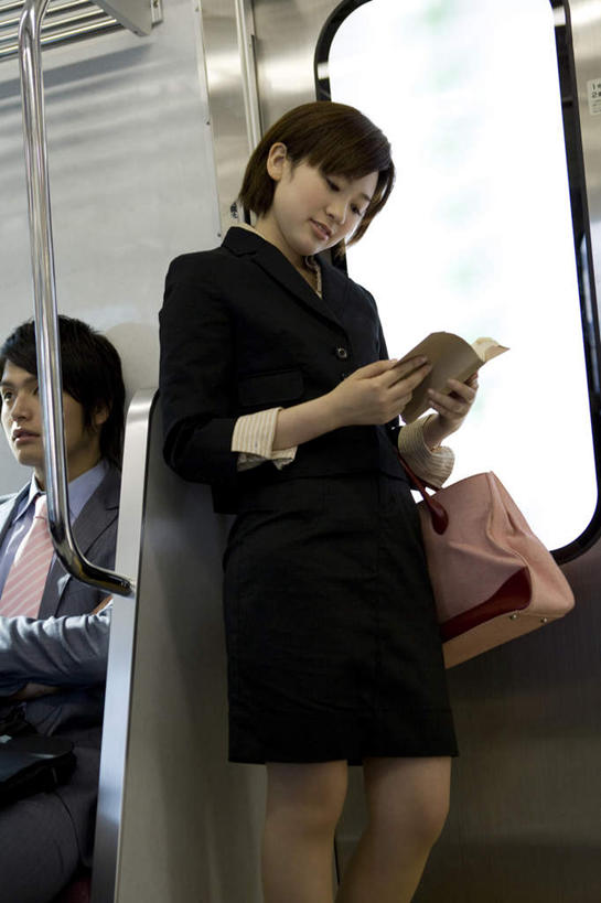 东方人,两个人,同事,商务人士,商务男性,商务女性,站,竖图,室外,白天,仰视,衬衫,看书,阅读,成功,合作,团队,集体,信心,门,地铁,书籍,亚洲,握,学习,套装,朦胧,模糊,包,皮包,轨道交通,拿,拿着,注视,黄种人,队伍,书本,门框,低头,观察,看,站着,读书,浏览,握着,观看,单肩包,察看,领导,成就,关注,商务装,合伙,领袖,工薪阶层,男人,男性,年轻男性,年轻女性,女人,女性,亚洲人,白领,上班族,书,图书,站立,半身,彩图,低角度拍摄,衬衣,地铁机动车,地下铁,轻轨