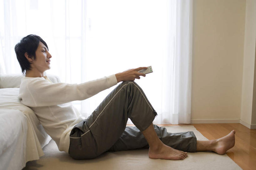 东方人,腿部,脚,脚趾,脚趾甲,腿,一个人,坐,横图,室内,白天,侧面,窗帘,床,地板,卧室,亚洲,仅一个男性,仅一个人,握,服装,朦胧,模糊,装饰,床单,地面,拿,拿着,注视,休闲装,黄种人,光脚,被子,木地板,仅一个年轻男性,衣服,帘子,遥控器,观察,看,休闲,赤脚,休闲服,遮阳,握着,服饰,单人床,观看,华丽,修饰,点缀,察看,被单,关注,衬托,美观,雅致,雅观,男人,男性,年轻男性,亚洲人,脚指甲,坐着,彩图,全身,睡房,卧房