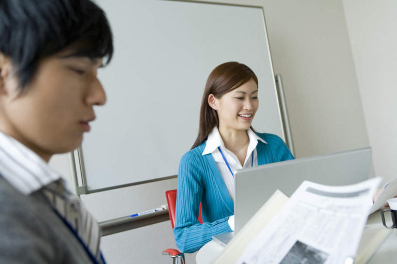 东方人,两个人,同事,商务人士,商务男性,商务女性,坐,笑,微笑,露齿笑,横图,室内,白天,正面,衬衫,成功,合作,团队,集体,信心,电脑,笔记本电脑,椅子,亚洲,敲打,套装,朦胧,模糊,网络,材料,档案,文件,注视,黄种人,输入,通讯设备,队伍,白板,会议椅,资料,打字,观察,看,观看,点击,敲击,办公椅,察看,无线,领导,成就,关注,文档,通信设备,商务装,无线网络,记录板,合伙,领袖,无线上网,便携式电脑,工薪阶层,记事板,商务椅,培训椅,按键,手提电脑,男人,男性,年轻男性,年轻女性,女人,女性,亚洲人,白领,上班族,坐着,半身,彩图,衬衣