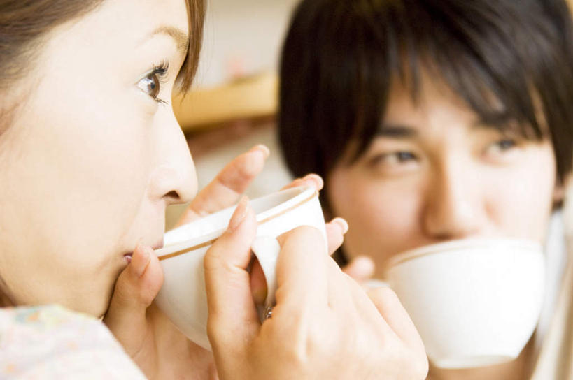 东方人,脸,头,脸颊,手,两个人,餐厅,坐,捧,横图,室内,特写,白天,正面,爱情,杯子,亚洲,双手,服装,朦胧,模糊,瓷器,咖啡杯,陶瓷制品,浪漫,注视,休闲装,黄种人,肩膀,衣服,观察,看,休闲,温暖,温馨,手部,休闲服,恩爱,恋人,服饰,观看,和睦,察看,关注,瓷杯,男人,男性,年轻男性,年轻女性,女人,女性,亚洲人,头部,脸部,脸蛋,面部,情侣,端,端着,捧着,手捧,坐着,半身,彩图,餐馆,饭店,饭馆,伴侣,融洽