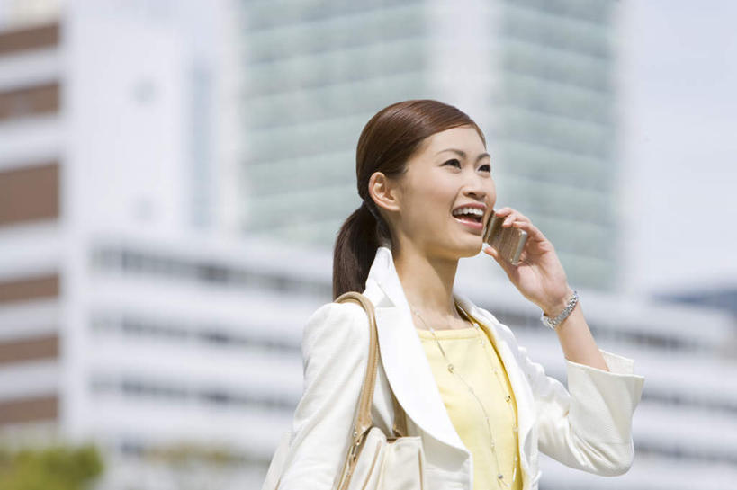 东方人,一个人,商务人士,商务女性,高楼大厦,站,举,笑,说,打电话,微笑,露齿笑,横图,室外,白天,正面,讨论,办公楼,大厦,建筑,摩天大楼,写字楼,电话,手机,亚洲,仅一个年轻女性,仅一个女性,仅一个人,握,套装,朦胧,模糊,包,皮包,拿,拿着,注视,黄种人,通讯设备,一个,楼宇,观察,看,托,站着,商务楼,握着,单个,观看,单肩包,察看,关注,商务装,工薪阶层,交流,年轻女性,女人,女性,亚洲人,白领,上班族,沟通,讲话,交谈,举起,举手,举着,商讨,说话,谈话,通话,向上举,向上伸,向上托,站立,半身,彩图,大楼,高层建筑,高楼,摩天楼